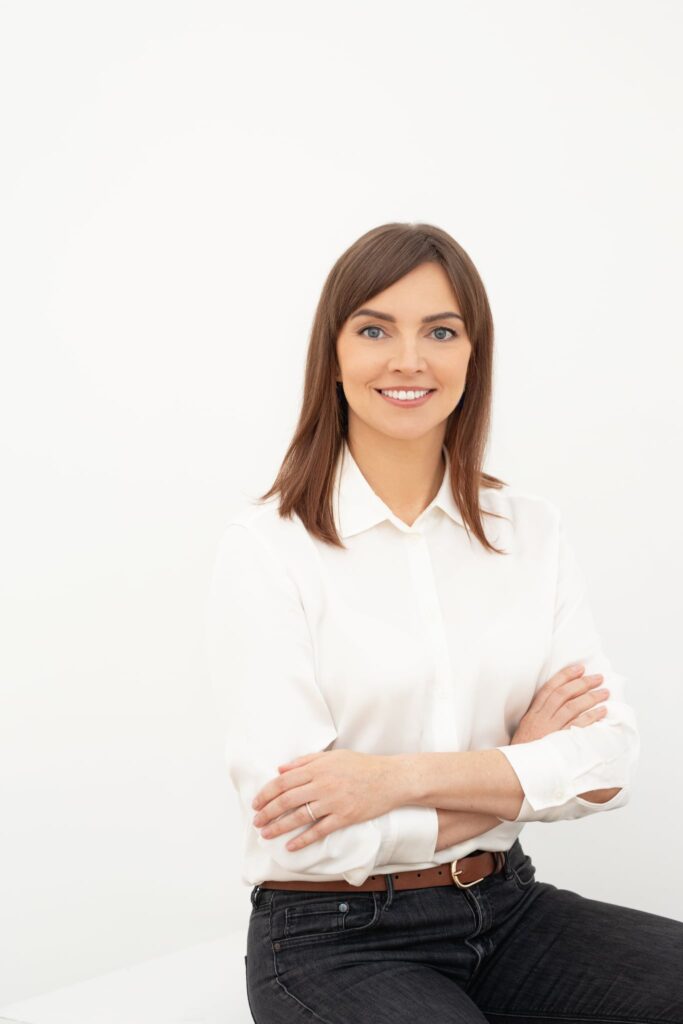 Maari Valge Taust 683x1024